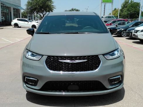 Used 2025 Chrysler Pacifica Select FWD image 3
