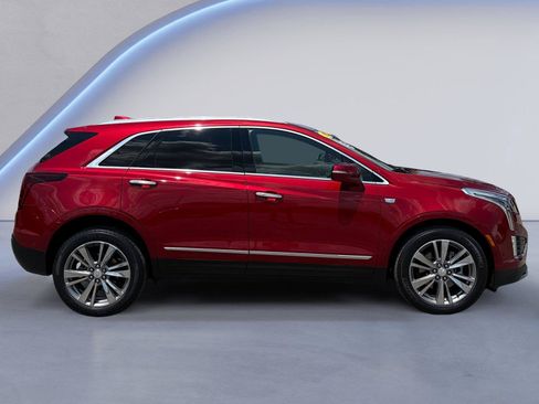 Used 2022 Cadillac XT5 Premium Luxury w/ Platinum Package AWD/4WD image 2