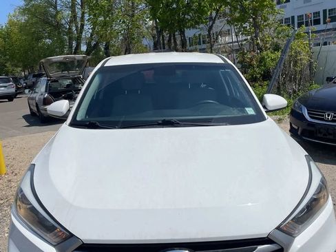 Used 2018 Hyundai Tucson SE w/ Cargo Package AWD/4WD image 3