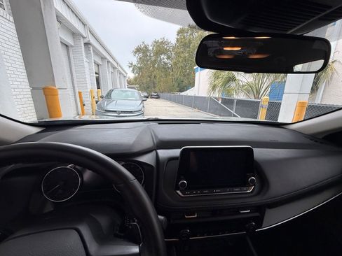 Used 2025 Nissan Rogue SV image 35