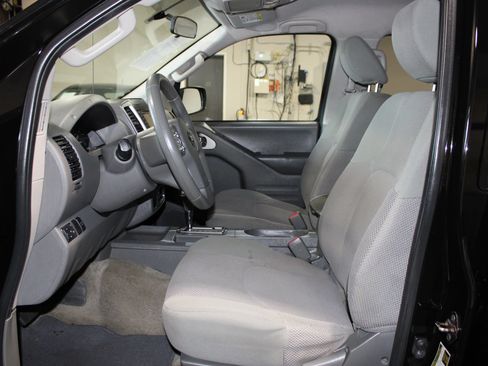Used 2015 Nissan Frontier SV RWD image 8
