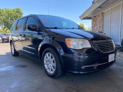 Used 2014 Chrysler Town & Country Touring FWD image 30