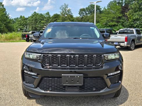 Used 2023 Jeep Grand Cherokee Limited w/ Luxury Tech Group II AWD/4WD image 9