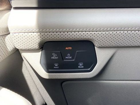Used 2025 Volkswagen Atlas SE FWD image 13