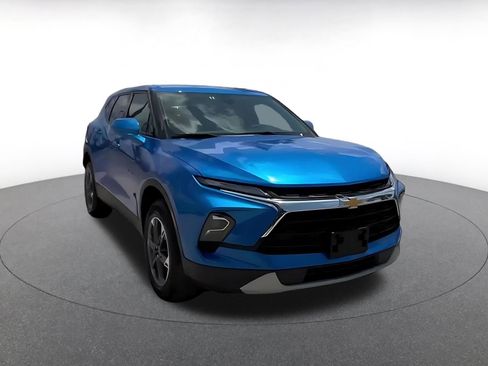 Used 2025 Chevrolet Blazer LT FWD image 3