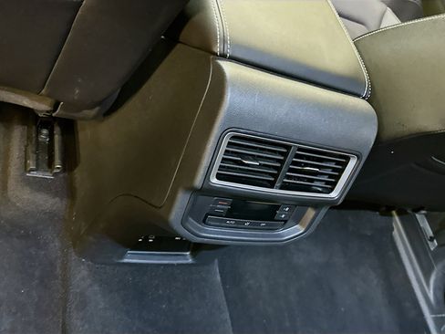 Used 2025 Volkswagen Atlas SE image 28