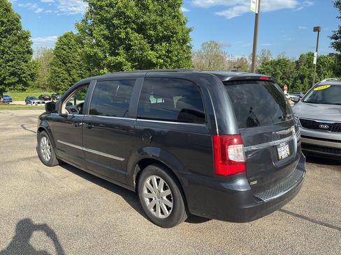 Used 2014 Chrysler Town & Country Touring FWD image 5