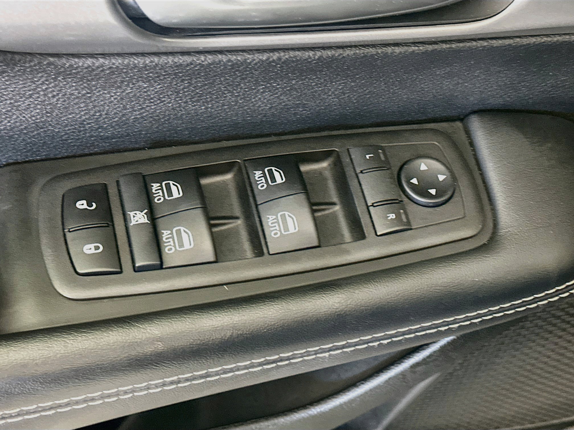 Used 2025 Chrysler Pacifica Select FWD image 15