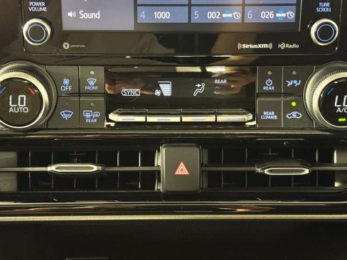 Used 2021 Toyota Highlander XLE AWD/4WD image 27
