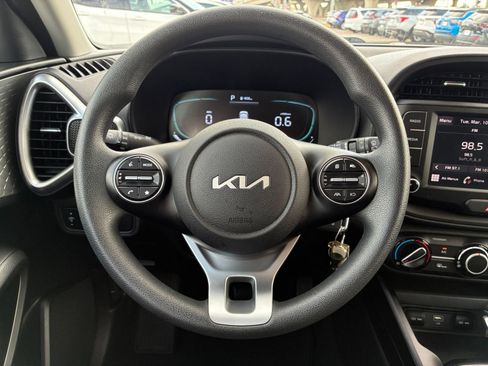 Used 2025 Kia Soul LX w/ LX Technology Package FWD image 21