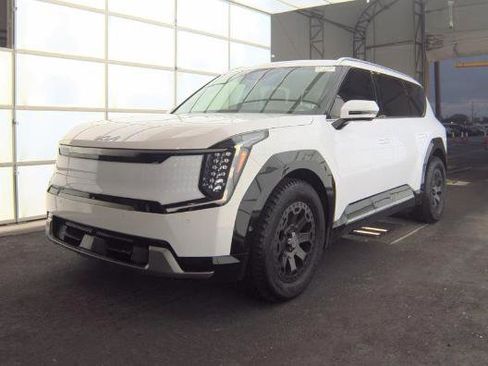 Certified 2025 Kia EV9 Land image 4