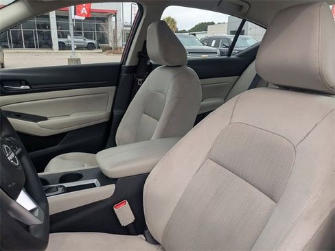 Used 2025 Nissan Altima 2.5 SV image 14