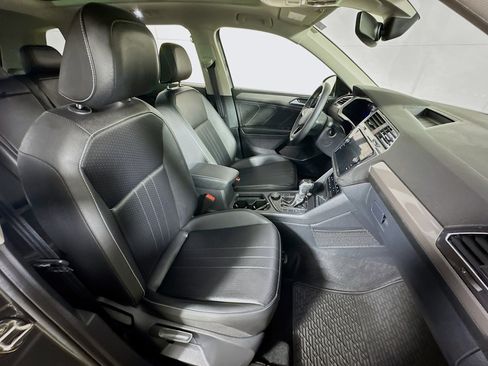 Used 2024 Volkswagen Tiguan SE image 27