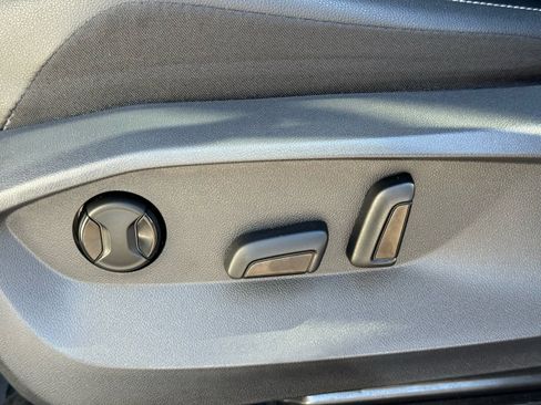 Used 2022 Volkswagen Tiguan SE image 19