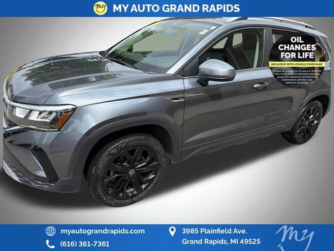 Used 2023 Volkswagen Taos SE w/ Panoramic Sunroof Package AWD/4WD image 3