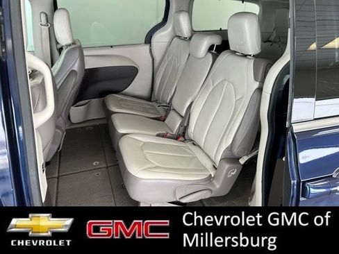 Used 2017 Chrysler Pacifica Touring-L image 22