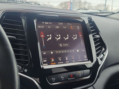 Used 2019 Jeep Cherokee Limited w/ Technology Group image 17