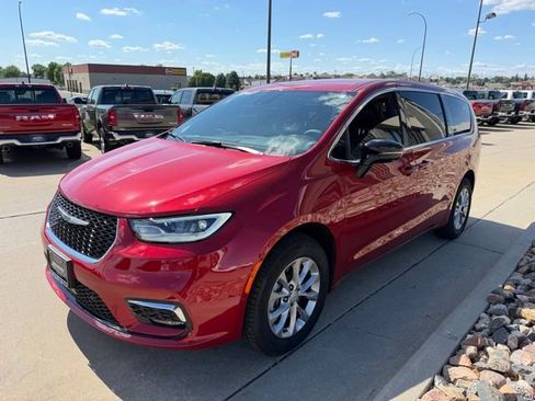 Used 2026 Chrysler Pacifica Select AWD/4WD image 3