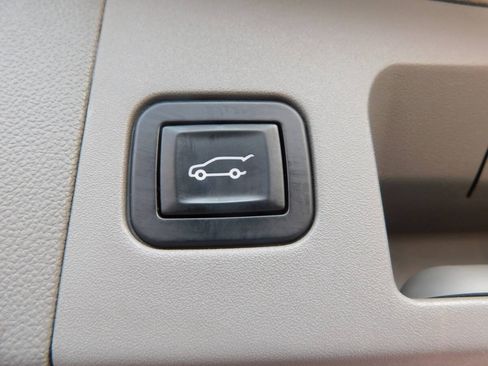 Used 2017 Cadillac XT5 Luxury w/ Driver Awareness Package AWD/4WD image 6