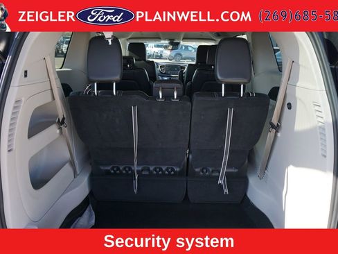 Used 2024 Chrysler Pacifica Touring-L FWD image 10