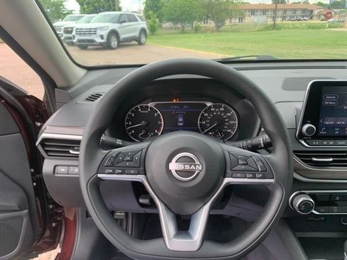 Used 2025 Nissan Altima 2.5 SV FWD image 17