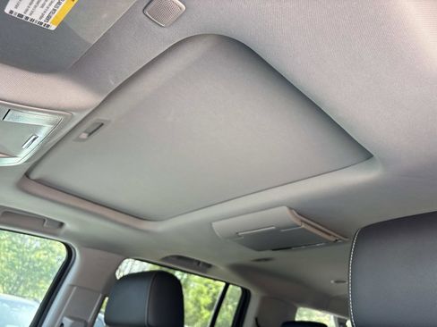 Used 2017 Chevrolet Suburban LT image 17