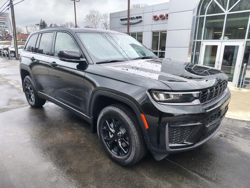 New 2026 Jeep Grand Cherokee Altitude image 2