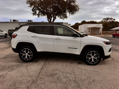 Used 2024 Jeep Compass Limited image 10