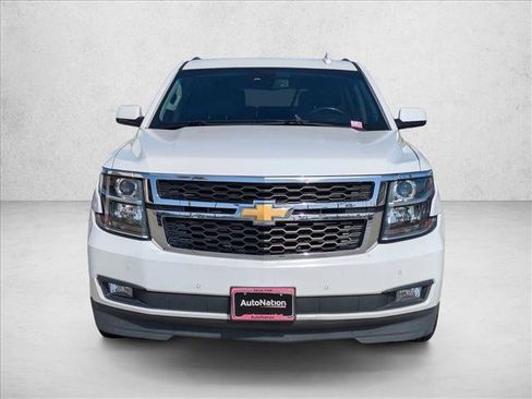 Used 2017 Chevrolet Suburban LT image 2