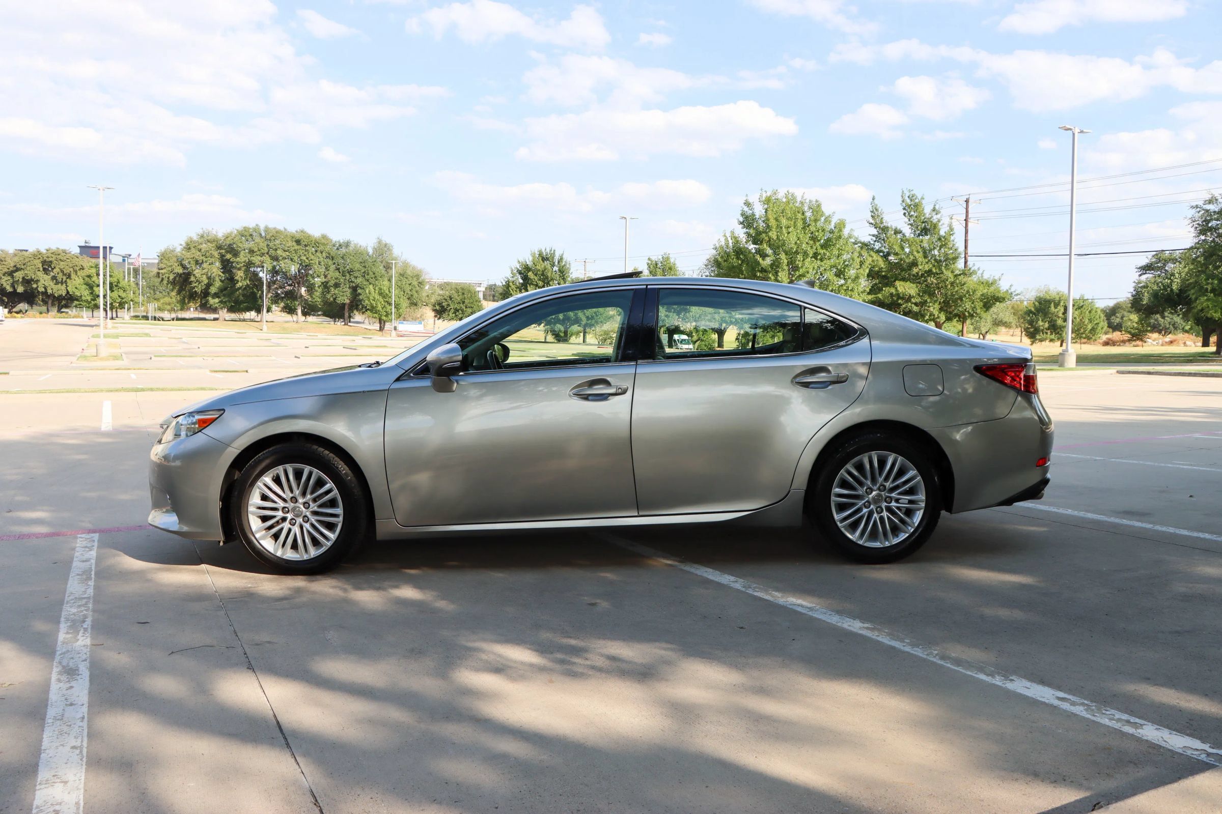 Used 2015 Lexus ES 350 w/ Luxury Package FWD image 4