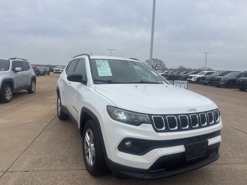 Used 2023 Jeep Compass Latitude image 1