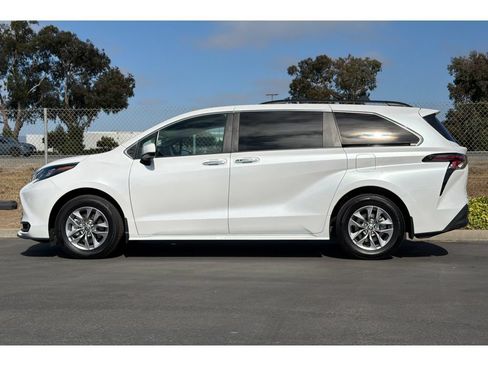 Used 2025 Toyota Sienna XLE FWD image 7
