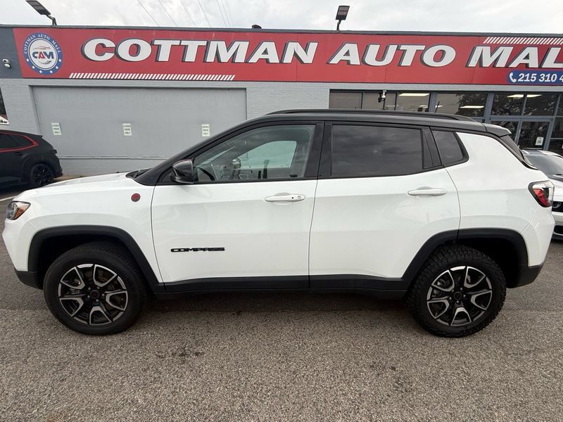 Used 2025 Jeep Compass Trailhawk AWD/4WD image 2