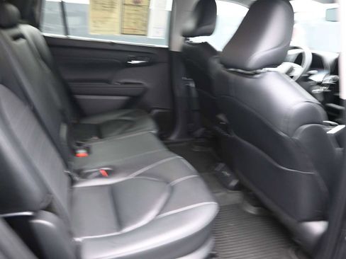 Used 2024 Toyota Highlander XLE image 17
