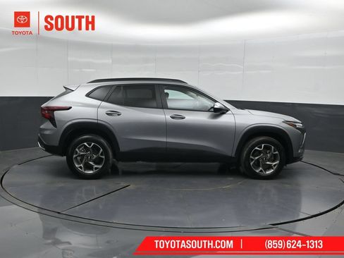 Used 2025 Chevrolet Trax LT w/ LT Convenience Package FWD image 3
