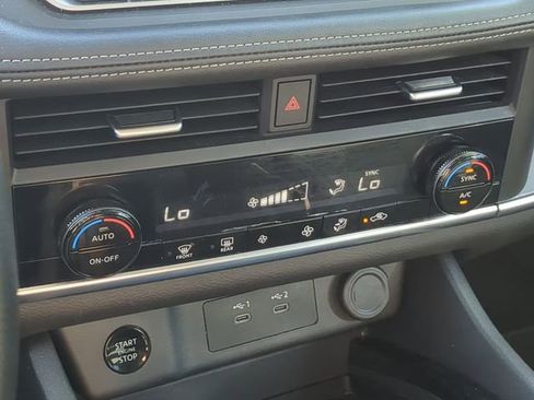 Used 2024 Nissan Rogue SV image 32