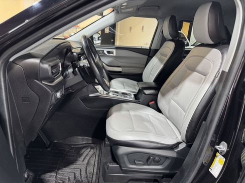 Used 2021 Ford Explorer XLT w/ Equipment Group 202A AWD/4WD image 17