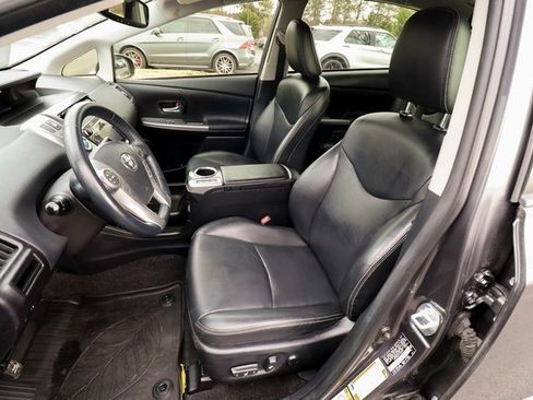 Used 2017 Toyota Prius V Four image 27