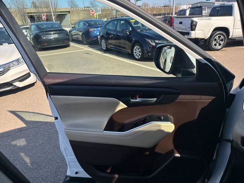 Used 2022 Toyota Highlander XLE image 35