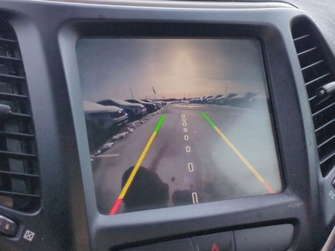 Used 2018 Jeep Cherokee Latitude w/ Cold Weather Group image 34