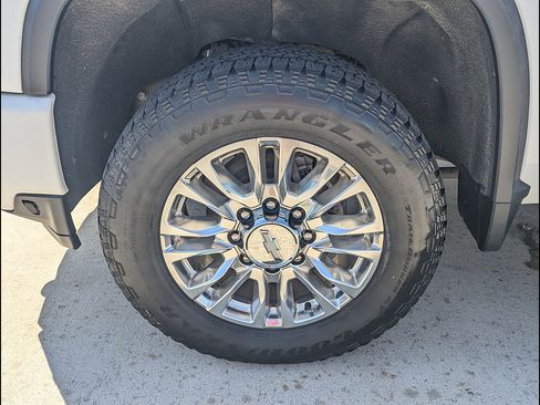 Used 2020 Chevrolet Silverado 2500 High Country w/ Technology Package AWD/4WD image 17