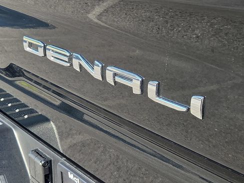 Used 2025 GMC Sierra 2500 Denali w/ Technology Package AWD/4WD image 8