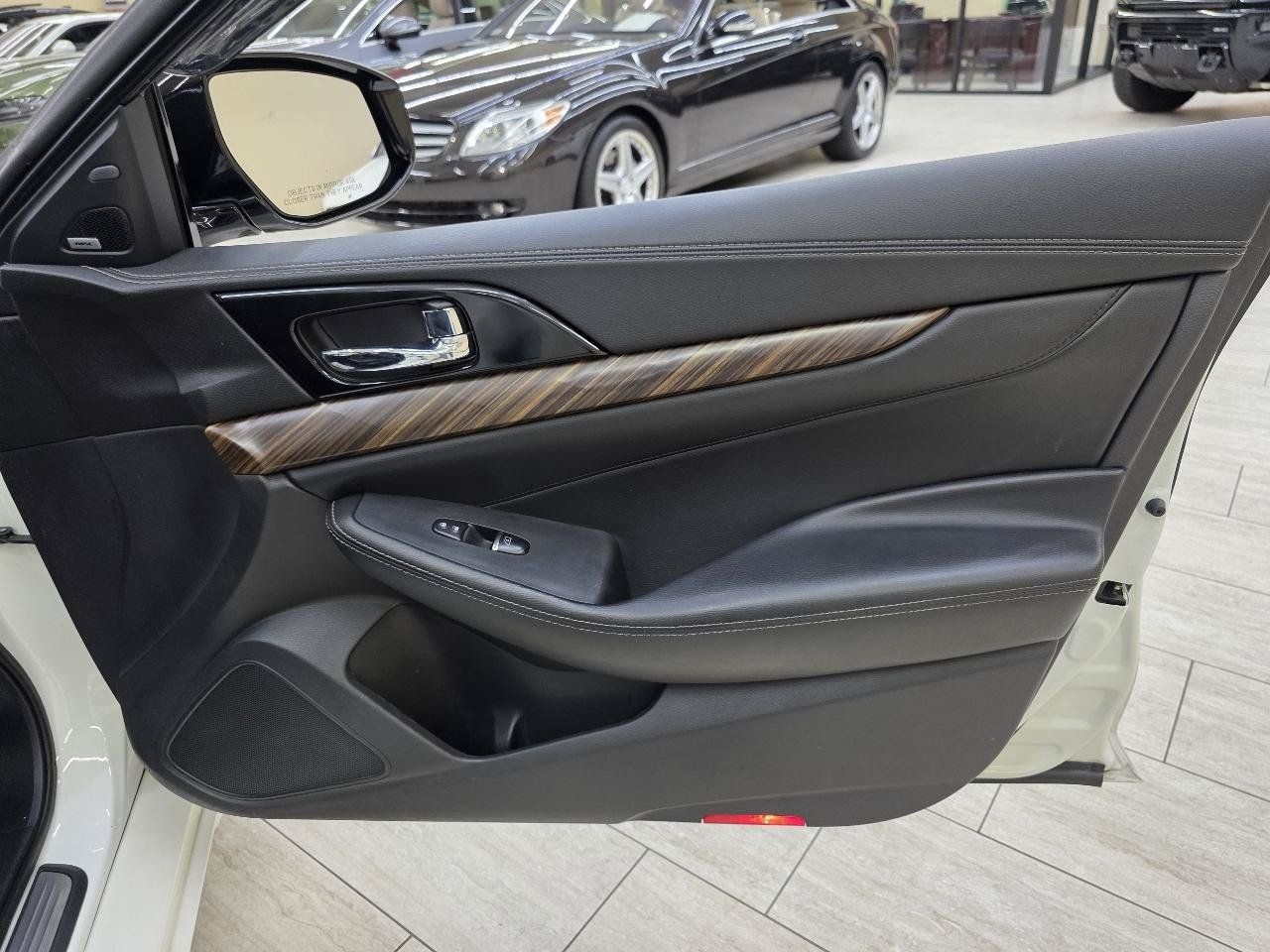 Used 2017 Nissan Maxima Platinum w/ Interior Lighting Package FWD image 39