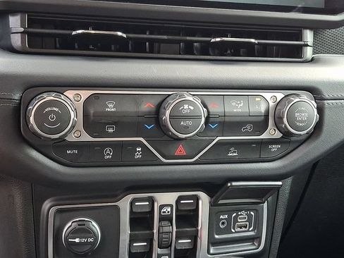 Used 2026 Jeep Wrangler Unlimited Rubicon AWD/4WD image 16