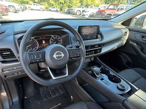 Used 2024 Nissan Rogue SV AWD/4WD image 17