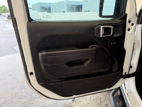 Used 2025 Jeep Gladiator Sport AWD/4WD image 28