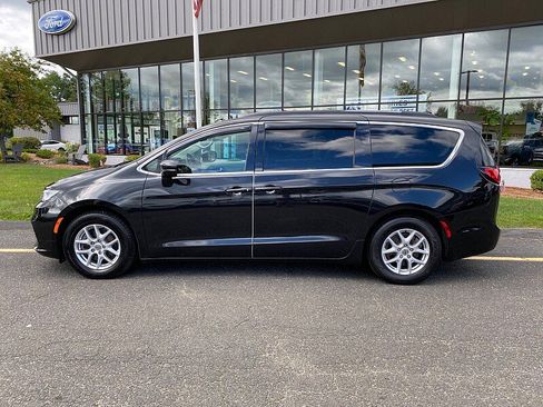 Used 2022 Chrysler Pacifica Touring-L FWD image 4