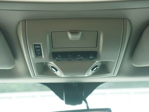 Used 2016 Chrysler Town & Country Touring-L FWD image 23