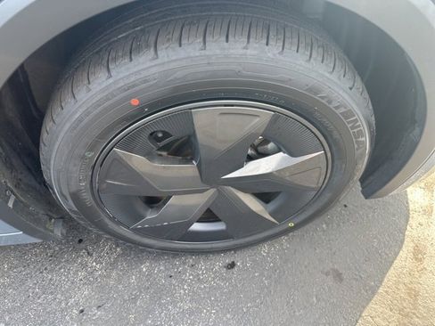 Used 2023 Toyota Prius LE image 18