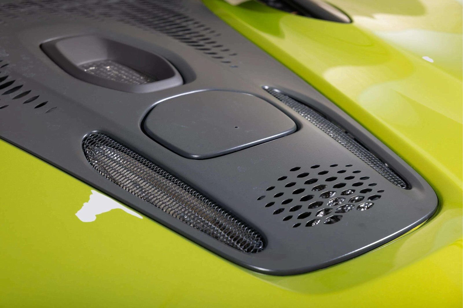 Used 2023 McLaren Artura RWD image 17